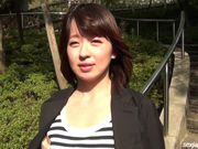 户外搭讪两位气质女白领在有路人经过的公共地方露出展示美鲍