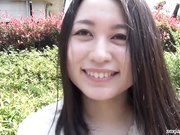 户外搭讪两位气质女白领在有路人经过的公共地方露出展示美鲍