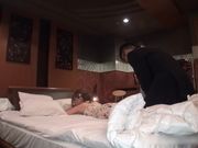 白富美让司机大哥给按摩结果被强搞了