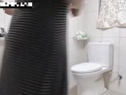 身材火辣的模特美女家里花洒头坏了勾引维修师傅 在浴室里激情