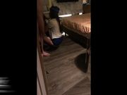 在 機 上 被 富 家 公 子 哥 調 戲 下 機 時 先 約 吃 飯 後 帶 人 家 去 開 房