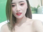 高颜值苗条妹子开房双人啪啪 浴缸洗澡口交上位骑乘大力抽插无毛逼逼