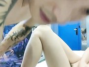 纹身男约了个妹子穿上情趣装女仆装激情啪啪 拨开丁字裤摸逼骑乘抱起来猛操