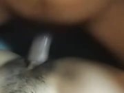 少妇微微舔着粗黑的大屌被道具玩着骚逼，主动上位无套抽插流出好多白浆