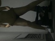 猥琐四眼男大白天与女友楼梯口打炮脱个精光大声呻吟后入站立劈腿干