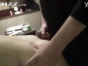 学校放假了 两个小学生妹和一个女孩的男友一起玩群P 场面超火爆