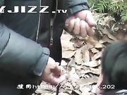 林中老头求欢半老徐娘完事后百元大钞挥出