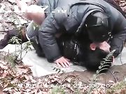 林中老头求欢半老徐娘完事后百元大钞挥出