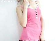 嫩嫩的美少女小美家中各种制服丝袜诱惑之后抠逼到高潮