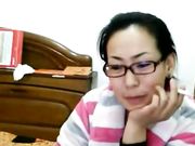 少妇骚网友经不住我撩拨 抠起了骚逼