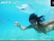 Milo Moiré行为艺术 变身蛙人 海底世界探索