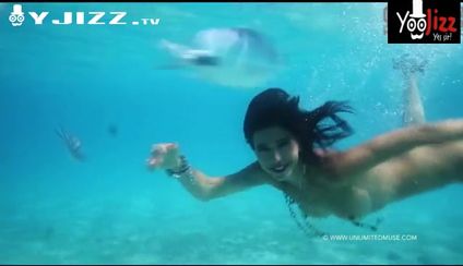 Milo Moiré行为艺术 变身蛙人 海底世界探索