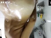 微拍美乳小美眉洗澡 淫声细语哥哥我想要