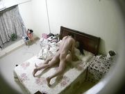 水滴摄像头偷拍小两口过夫妻生活老公卖力耕耘老婆忙着玩手机