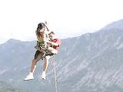 年轻情侣挑战极限做爱 蹦极时悬在空中快炮抽插真刺激