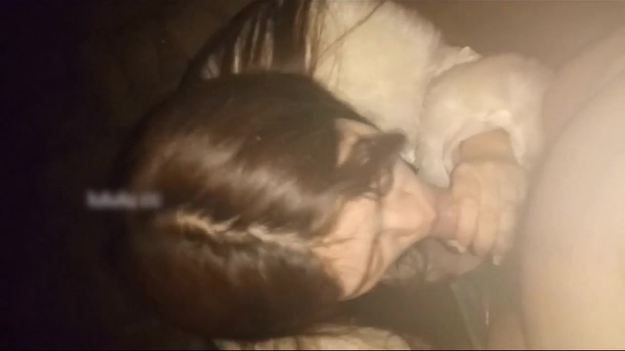 小情侣找刺激晚上来到荒郊野外打野炮妹子先撒泡尿再吃肉棒啪啪