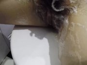 高挑妹子迷晕拖到卫生间洗澡剃毛，口交玩弄冲洗，拍摄角度完美颜值高