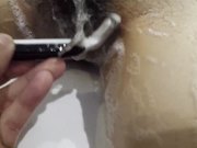 高挑妹子迷晕拖到卫生间洗澡剃毛，口交玩弄冲洗，拍摄角度完美颜值高