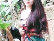 皮肤白皙性感的女神级美女为了赚钱不惜和2直播男网友郊区野战啪啪