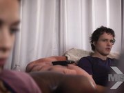 对着骚货姐姐产生性欲，看毛片姐姐受不了勾搭弟弟吞吐揉捏鸡巴 这情景很让人冲动