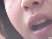 猥琐男户外偸拍休息中的短裙妹子被发现后故意露内内勾引他