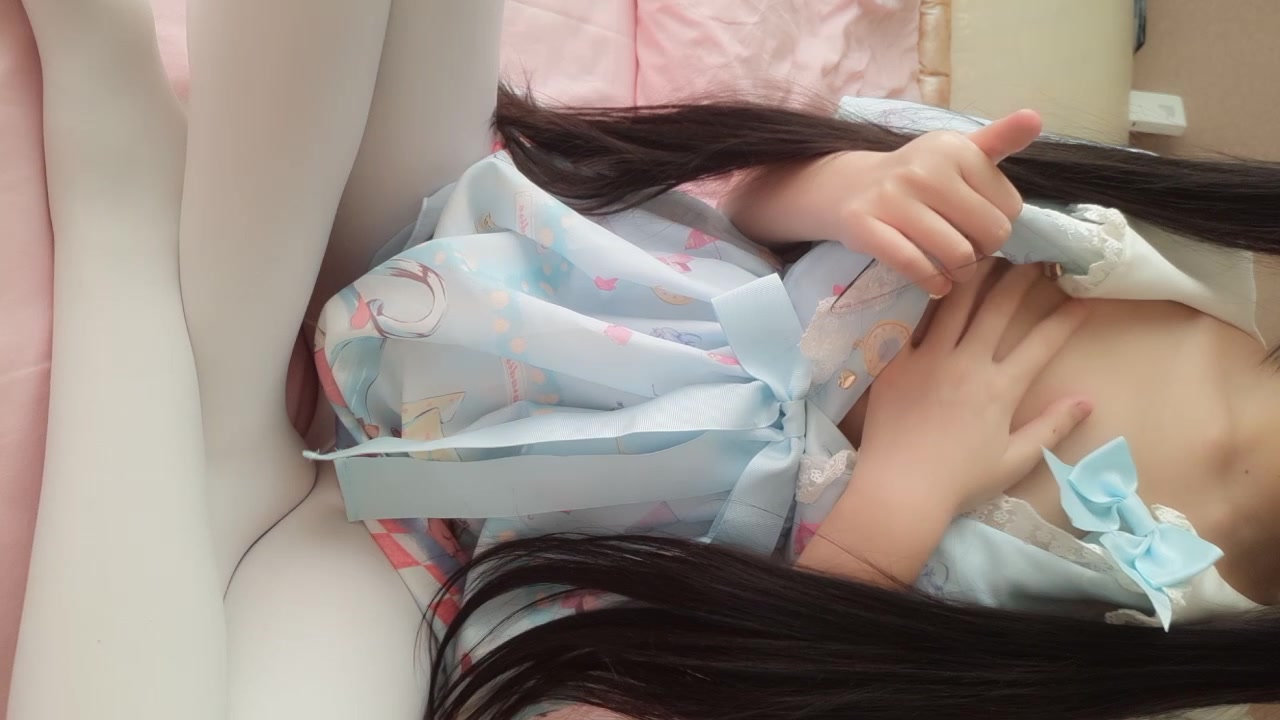 清纯可人网红嫩妹甜味迷漫双马尾白丝袜粉嫩嫩白虎一线天馒头逼让你忍不住想舔一舔