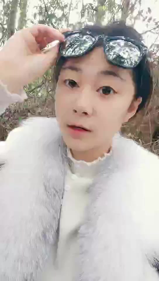 因为疫情大学迟迟没开学寂寞的大学生情侣上完网课到茶园野战