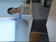 某职业院校小情侣为了开房省钱放学后趁教室没人趴在书桌上肏逼