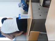 某职业院校小情侣为了开房省钱放学后趁教室没人趴在书桌上肏逼