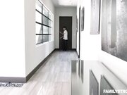 和弟弟发生矛盾的漂亮姐姐被后妈要求舔儿子的鸡巴道歉