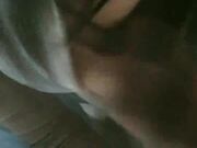 气质戴眼镜御姐范嫂子和两个年轻小伙在拆迁工地的厨房灶台上淫乱3P