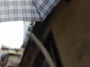 下雨天撑着伞城中村找小姐来一炮要从后入才过瘾小姐催快点