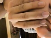 变态小年轻把嫂子迷迷糊糊中被干 先舔脚 一插人有反应都哭了