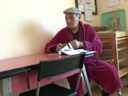 广州靓妹吴枚移民国外找不到好工作给独居老头做居家护理洗完澡后被大爷强搞