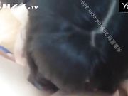 漂亮小女友制服诱惑在家里的床上主动勾引给我舔鸡巴