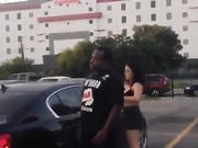 现实抓小三 还是原配厉害 不顾众人围观扒光小三一顿打