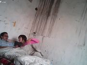 棚户区站街女为了赚钱连续接客 最后B里都没水了客户抱怨不已