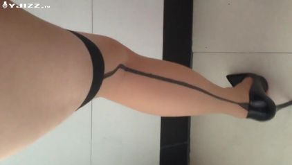 午休把单位的少妇姐姐带回宿舍插插屄