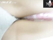 趁性感白嫩的小姨子在睡觉偷偷拉掉内裤挑逗她 不小心把她弄醒了 没想到不反抗还很配合