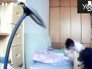 家用摄像机偷录貌似网络主播独守空房的宝妈给孩子喂奶 性感肚兜真是惹火