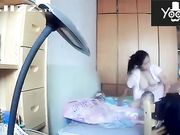 家用摄像机偷录貌似网络主播独守空房的宝妈给孩子喂奶 性感肚兜真是惹火