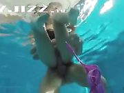 北美小情侣大清早公共泳池激情爱爱 水里面玩的不够刺激还是上岸来搞