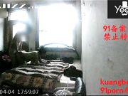 双机位拍摄素质哥单身宿舍双飞两个兼职卖保健品的气质少妇