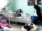 家庭摄像头破解偷拍小美眉一边玩手机一边自慰接个电话换衣服出去仔细看原来来大姨妈了