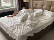 妈妈不在哥哥悄悄进入妹妹房间爱抚睡觉中的妹妹弄醒后激情啪啪