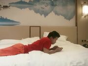 3个单男宾馆约炮一块玩弄一个逼毛浓密性欲强的骚女