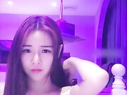 極品高顔值卡哇伊美女主播,胸部發育的超大,圓潤的一手拿不住