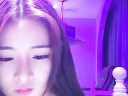 極品高顔值卡哇伊美女主播,胸部發育的超大,圓潤的一手拿不住