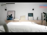 大鸡巴小伙约了个援交女一看鸡巴太大又找姐妹来一起享受-2