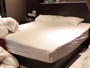 大神jinx -酒店约炮00后学妹 换上情趣丝袜把妹子操瘫了